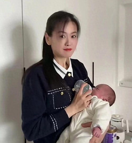 40岁就当奶奶啦！你相信吗？有个女子18岁就结了婚，儿子21岁时又让她抱上了孙子