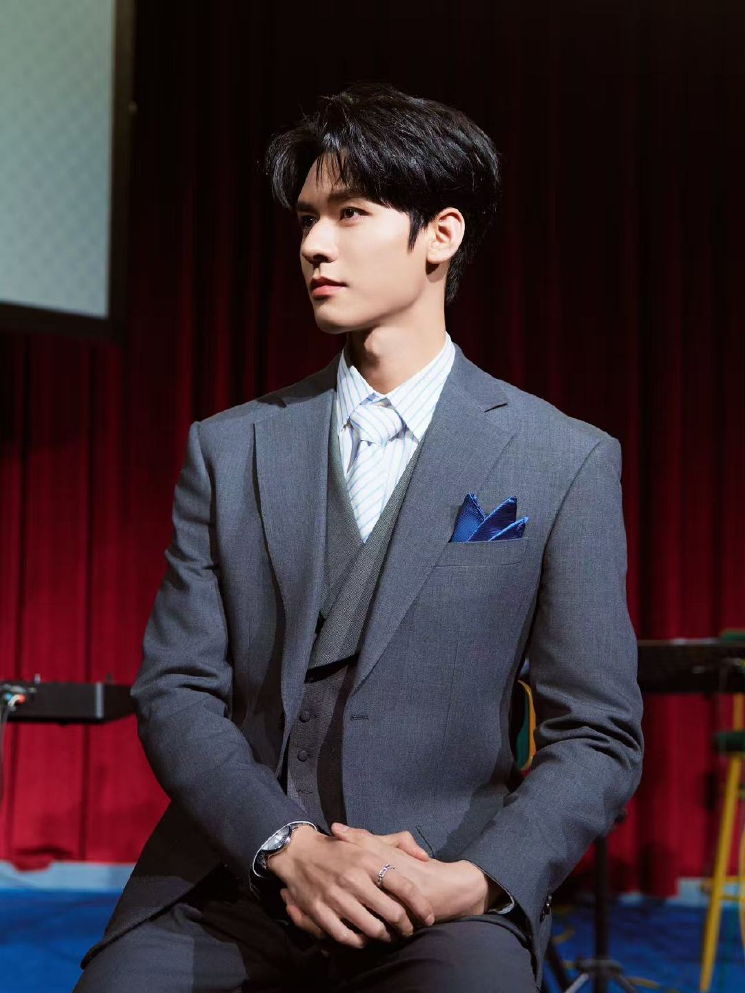 龚俊西装的正确打开方式龚俊西装随拍果然！这才是西装的正确打开方式！！！