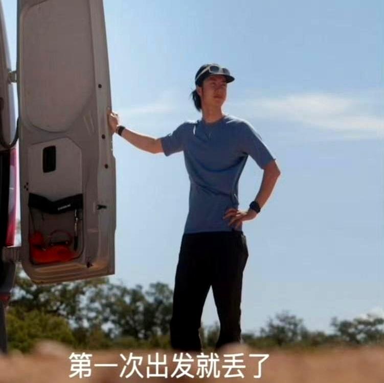 发现了吗？王一博是个路痴，方向感好像不太好。他总是在机场或活动上带头往前