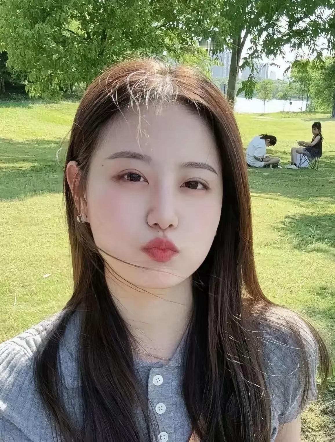 阳光下的少女，微风轻拂发梢，享受宁静的午后时光。