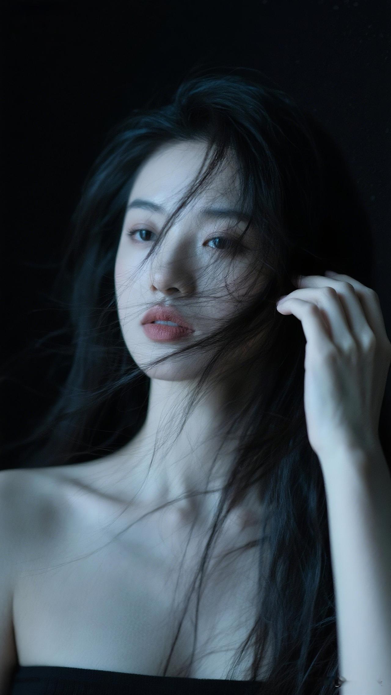 高级感情绪写真太绝了！清冷感黑裙+光影氛围直接封神，发丝飘动的每一刻都像电