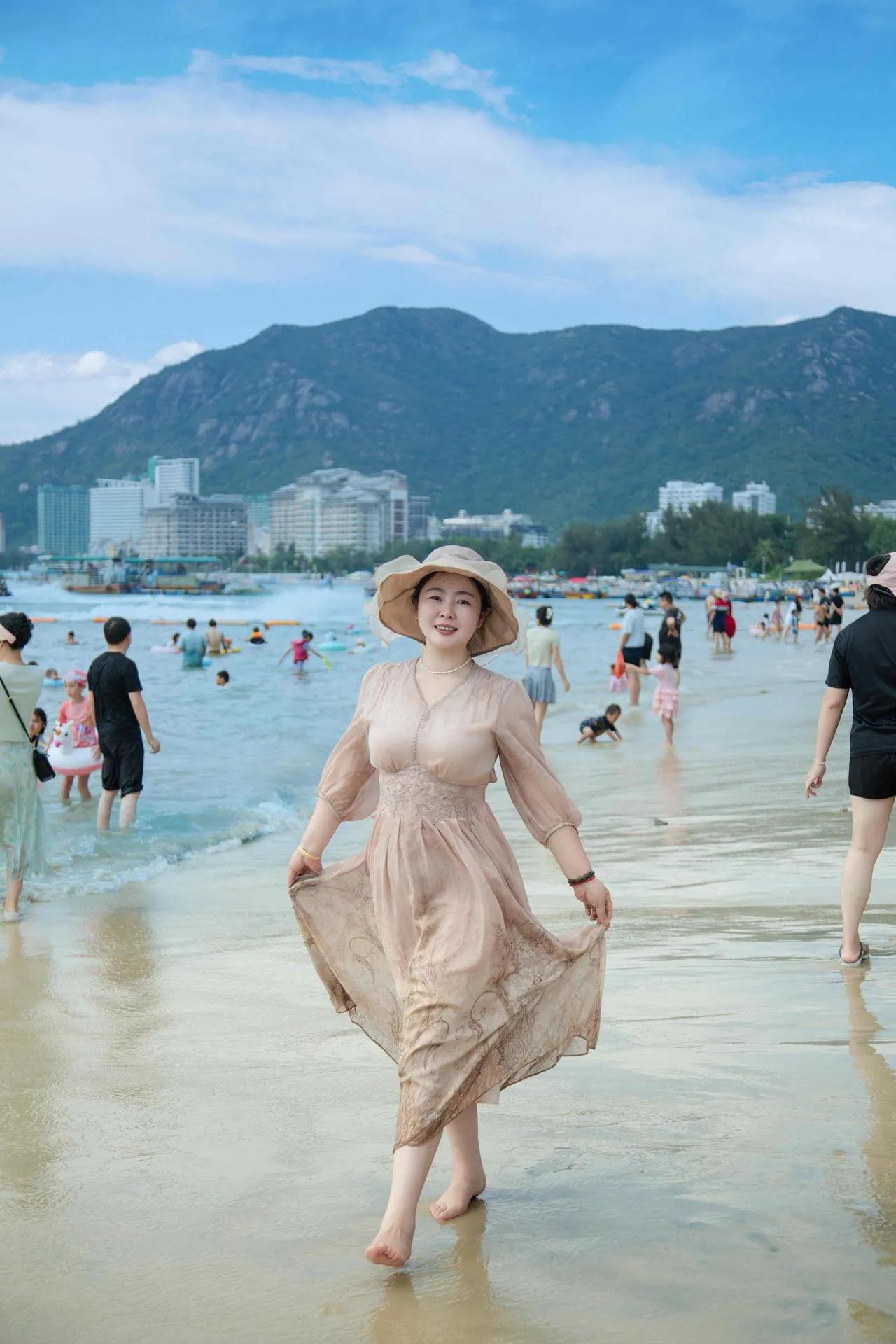 穿衣搭配很重要！有网友说：这位美女姐姐真漂亮，是那种人见人爱的美女！其实，我