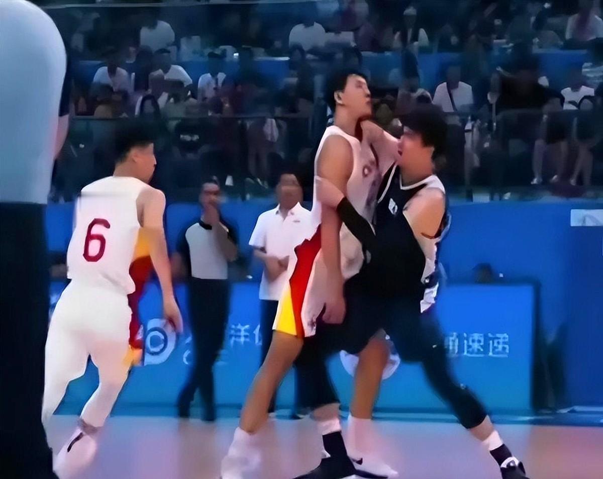 男篮输球，杜润旺躺枪！这场输球里，男篮三分命中率不足20%，除程帅鹏外其他人