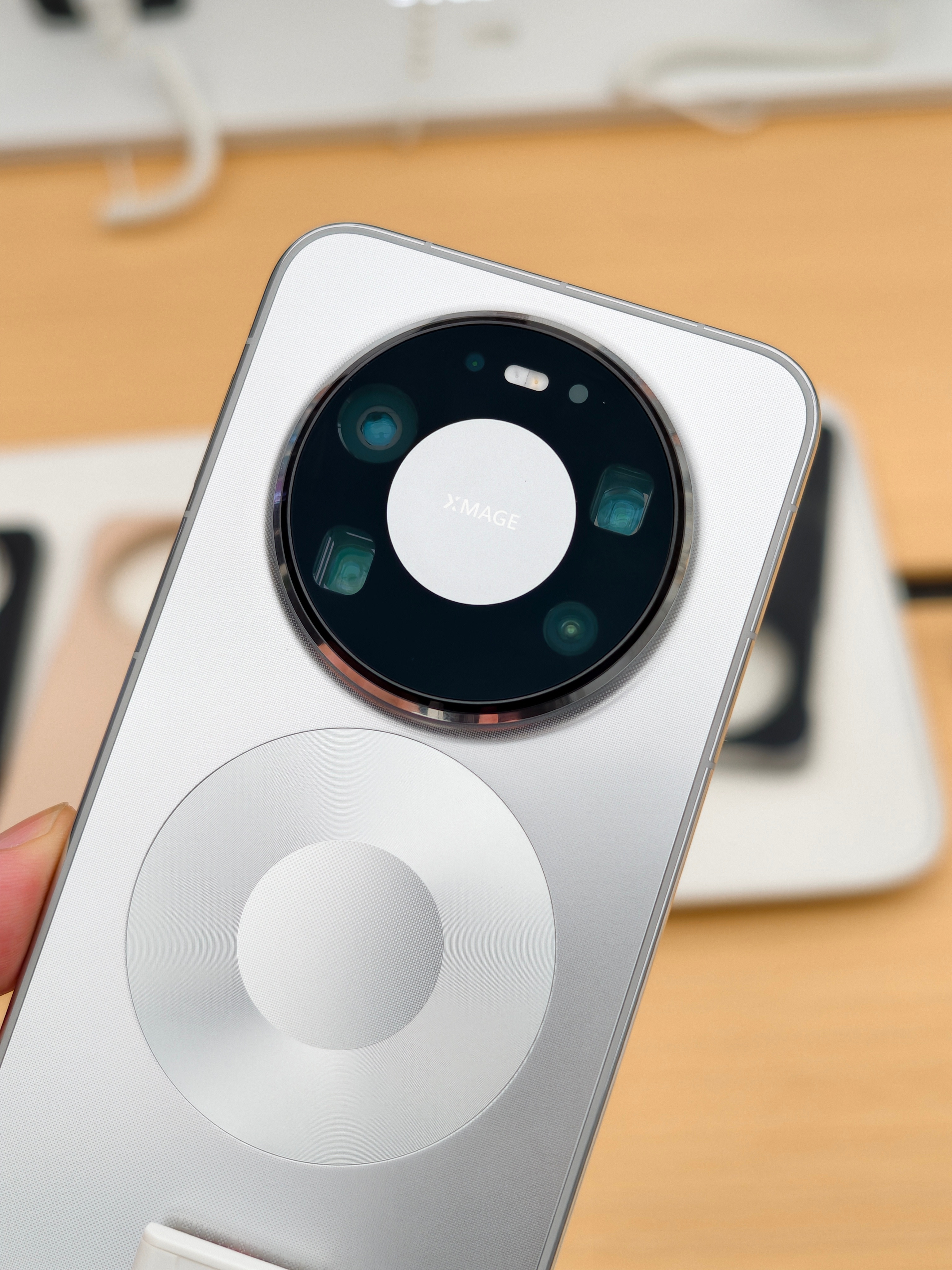 华为Mate80晨曦金版本已售罄这个配色确实好看，也符合大家的审美，但我依旧觉