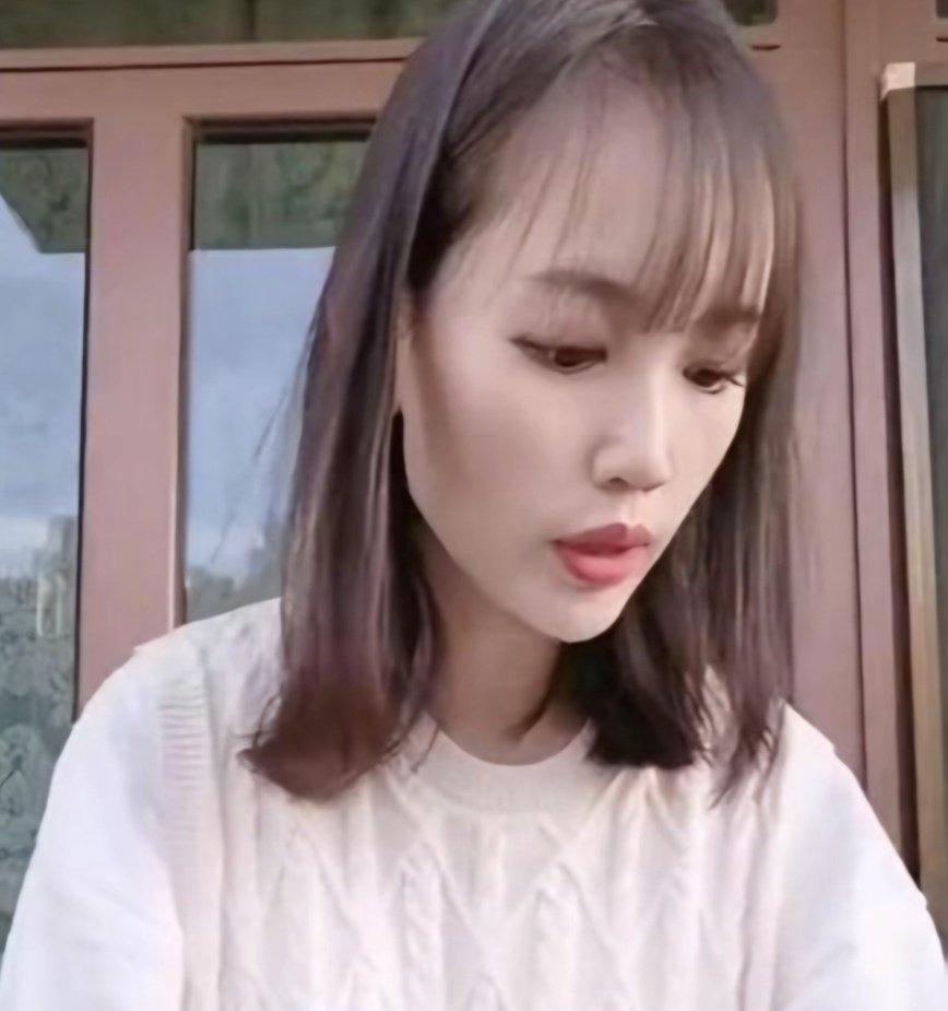 这是马蓉最新近照，目前在澳洲超市上班，一小时工资22澳元平时开一辆二手比亚迪跑