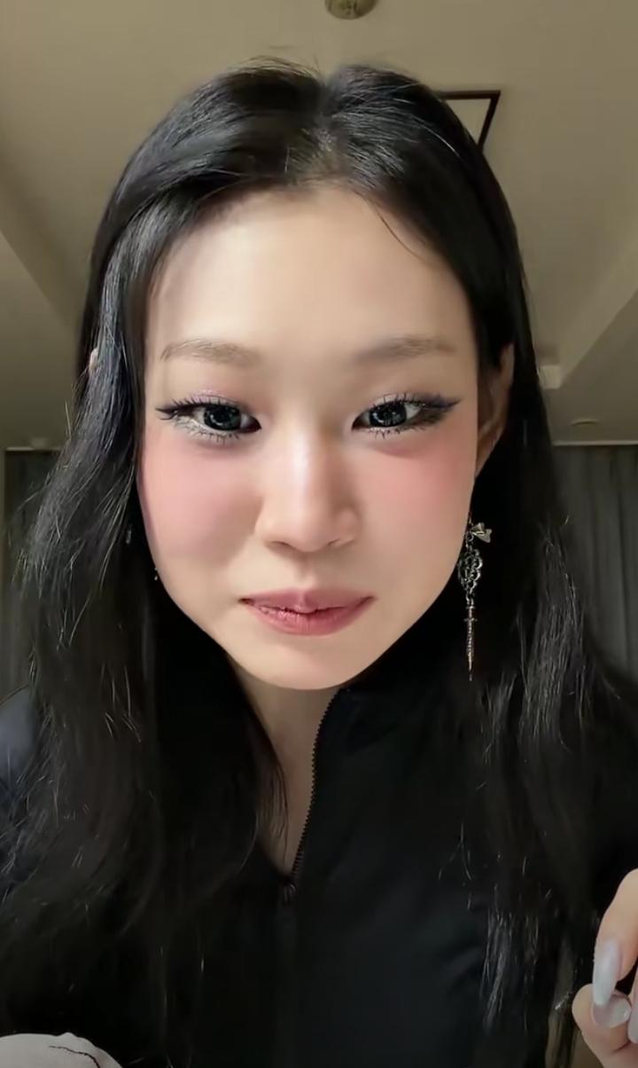 沈佳润真的太讨喜了，看她直播全程都笑眯眯的，眉眼软软，看着就让人心里暖暖的。小姑