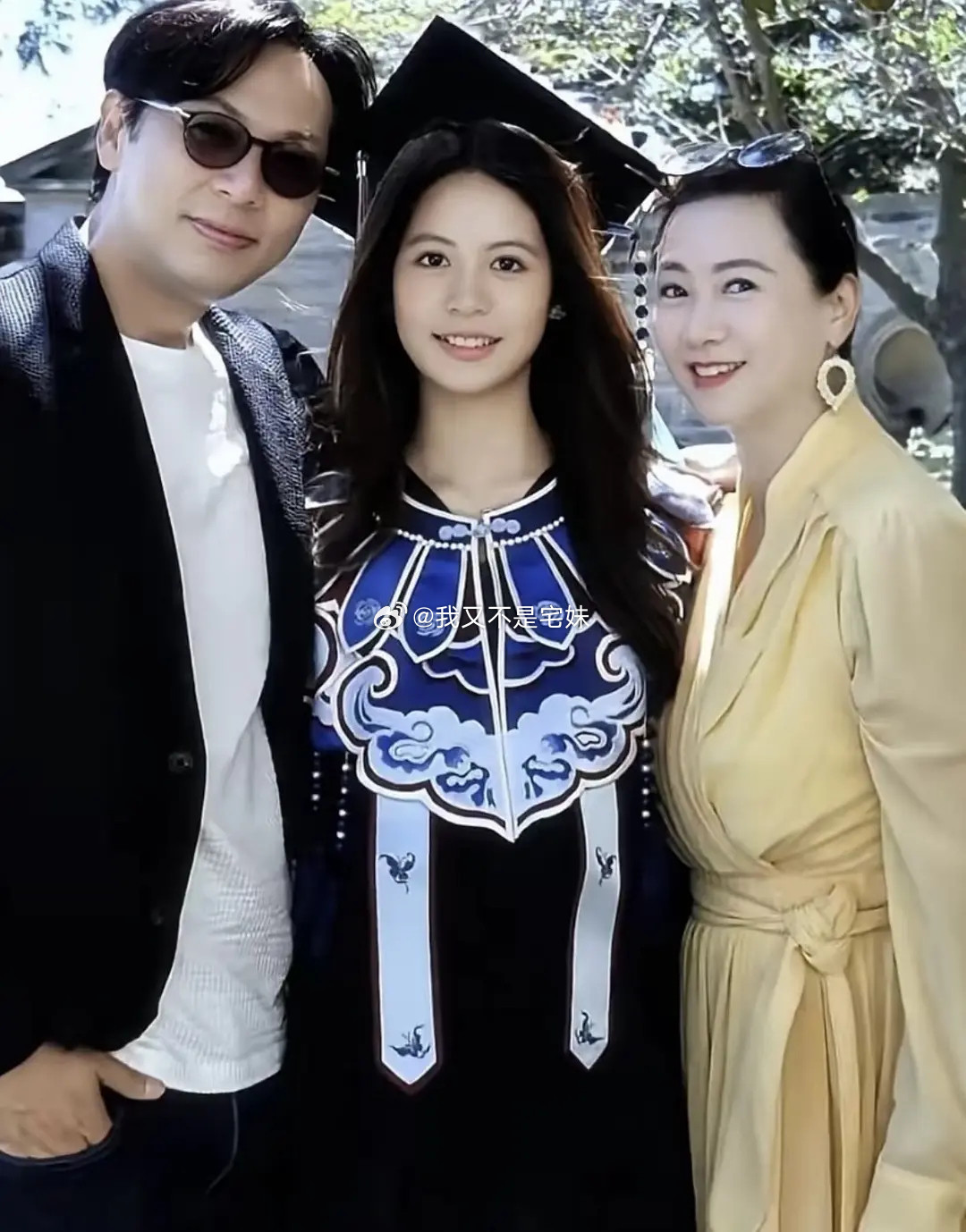 翁虹18岁的女儿完美继承了妈妈的基因翁虹18岁的女儿高中毕业啦