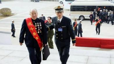 1958年2月，在我国的万米高空上，飞行员胡春生向敌机发射了一枚炮弹后，飞机竟突