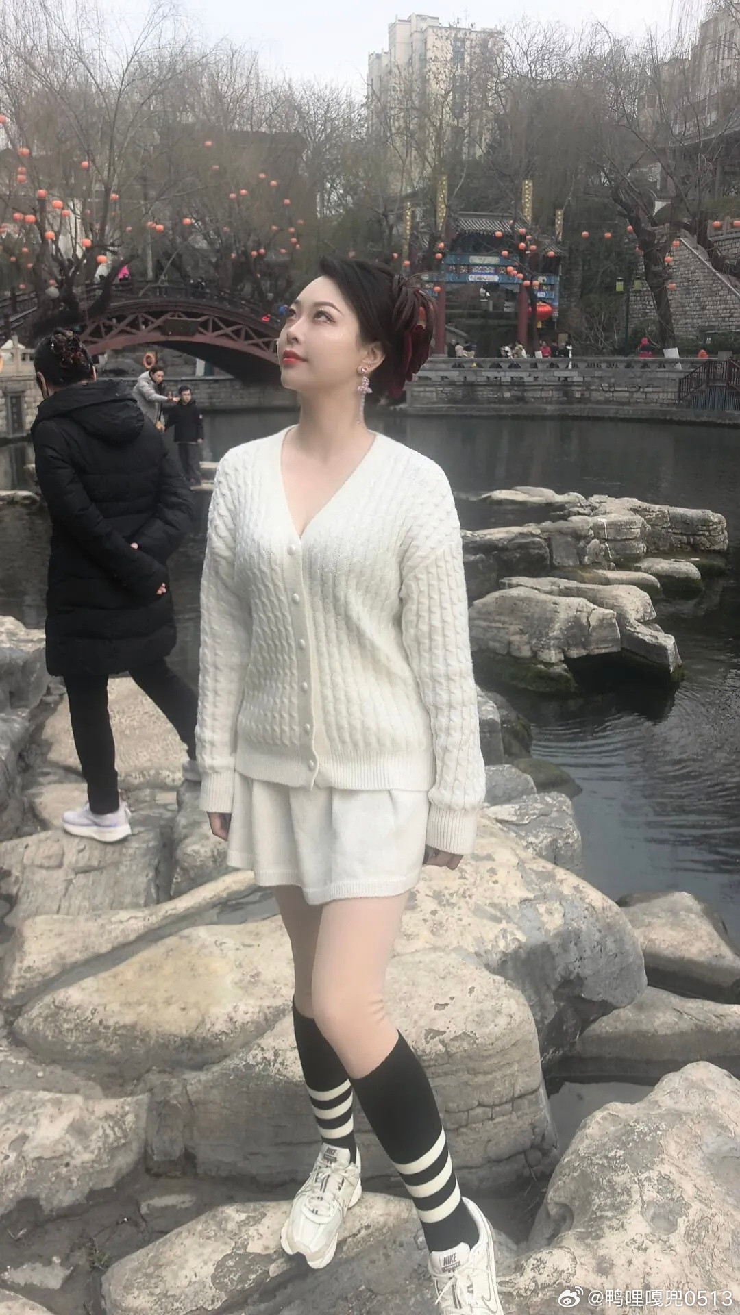 写真白色V领针织衫搭配肉色厚丝黑腿套太好看了吧