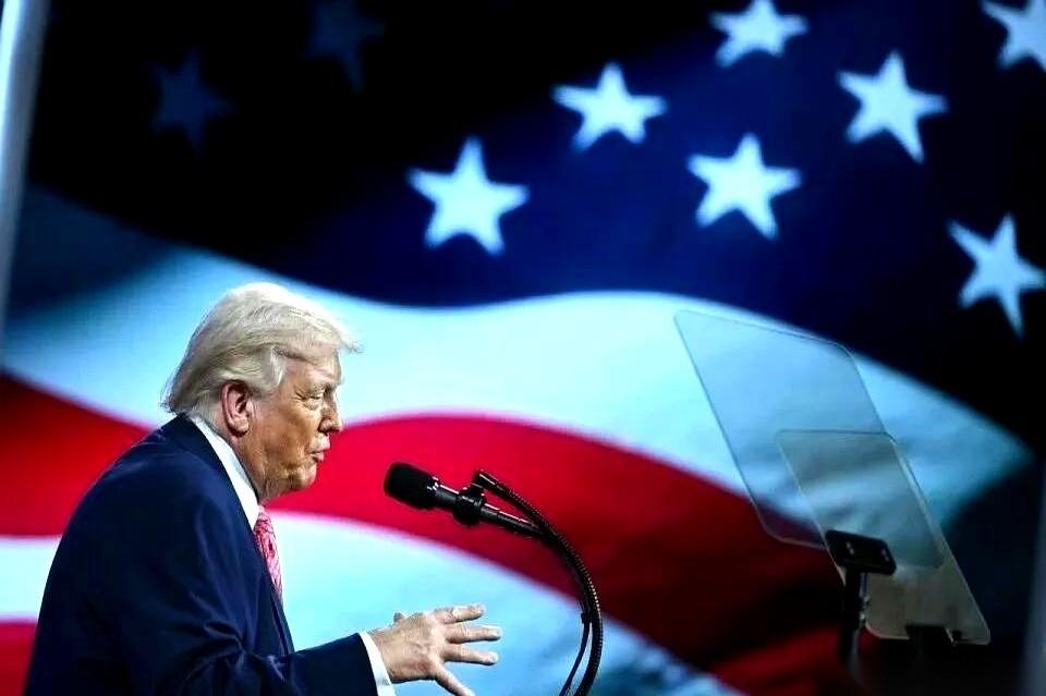 特朗普在迈阿密一张嘴，全场都安静了。他对着一排镜头，一字一句地说：“我们必须尊