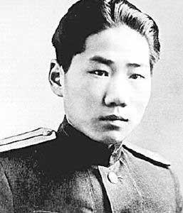 1955年，中央派人前往朝鲜，准备迁移毛岸英的坟墓。可就在大家刚开始挖