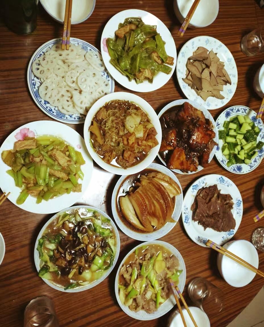 我们刚结婚的时候，我婆婆说：“以后下班了来我这边吃饭，你们就不用烧了。吃完你们再