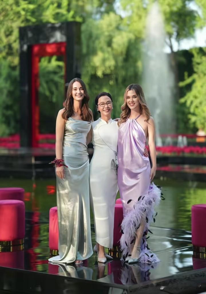 张丹红的两个女儿，都作为伴娘参加了妈妈的婚礼。可是李国庆的儿子，并没有出现在爸