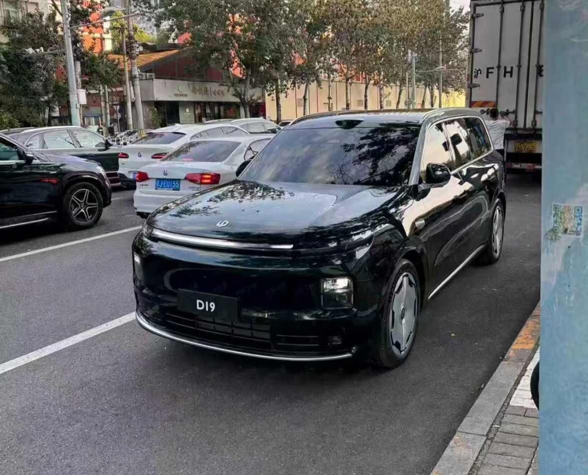 零跑D19这前脸也太理想了，侧面挺豪华的。​​​