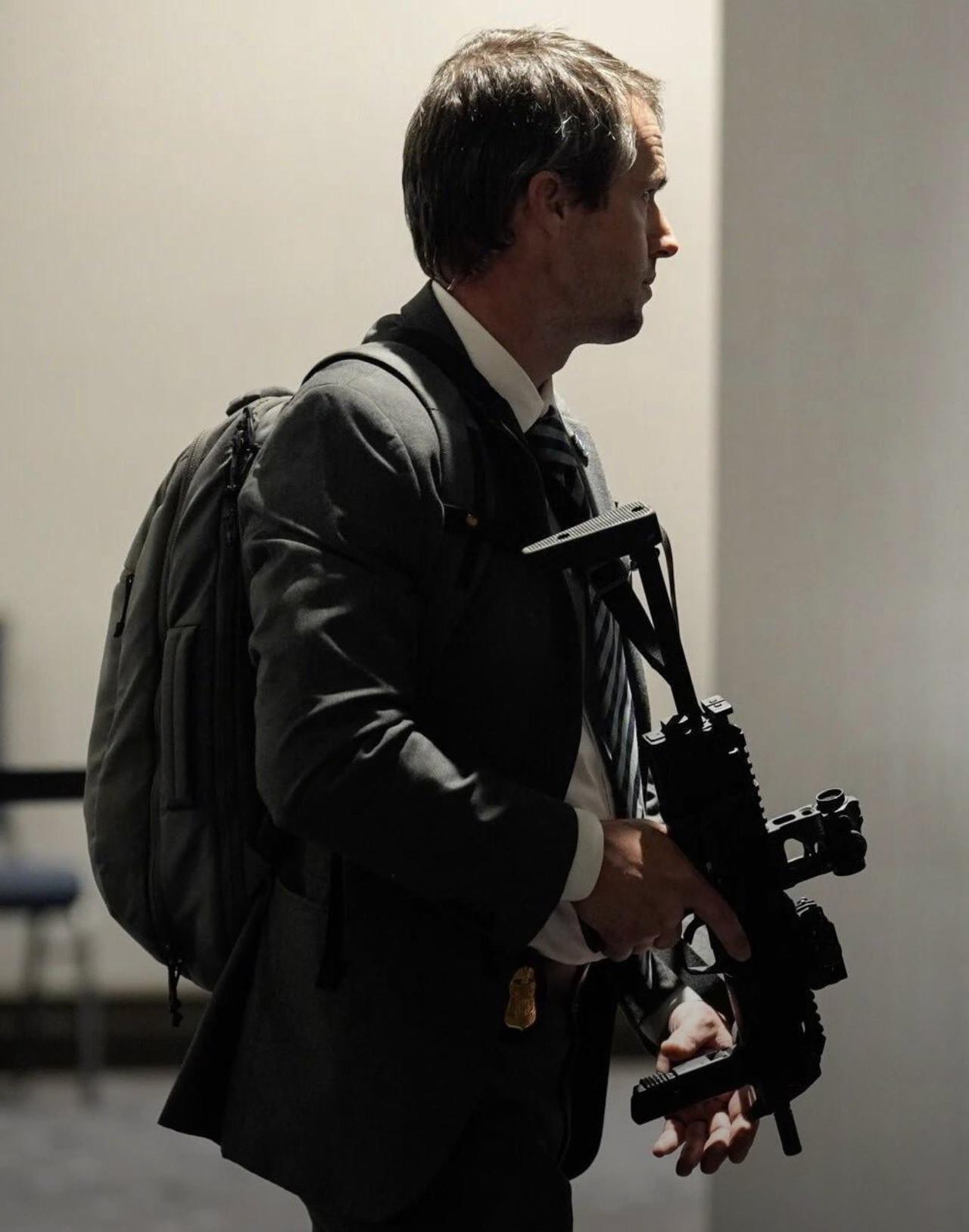 对2026年4月25日白宫记者晚宴枪击事件中便衣安保人员的装备进行了