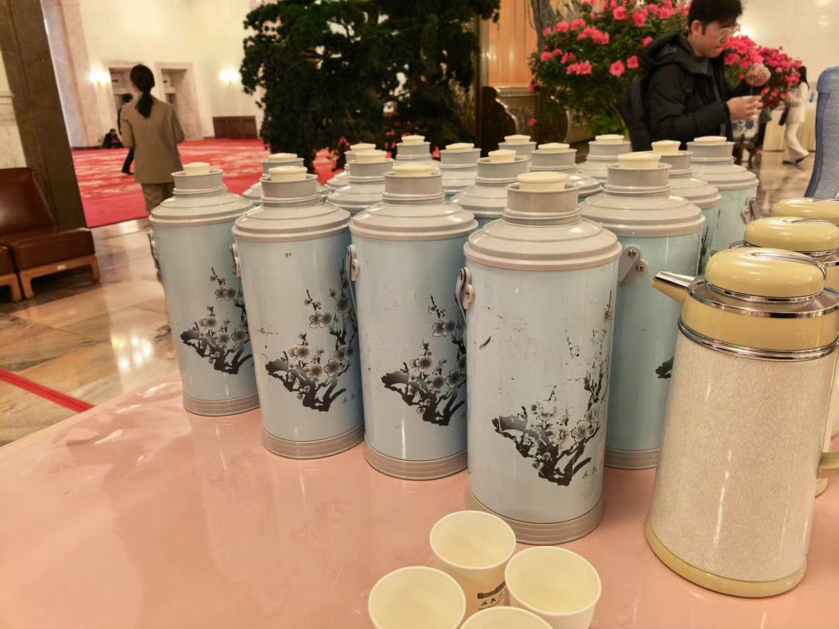 人民大会堂的热水瓶用了30年就是这款！