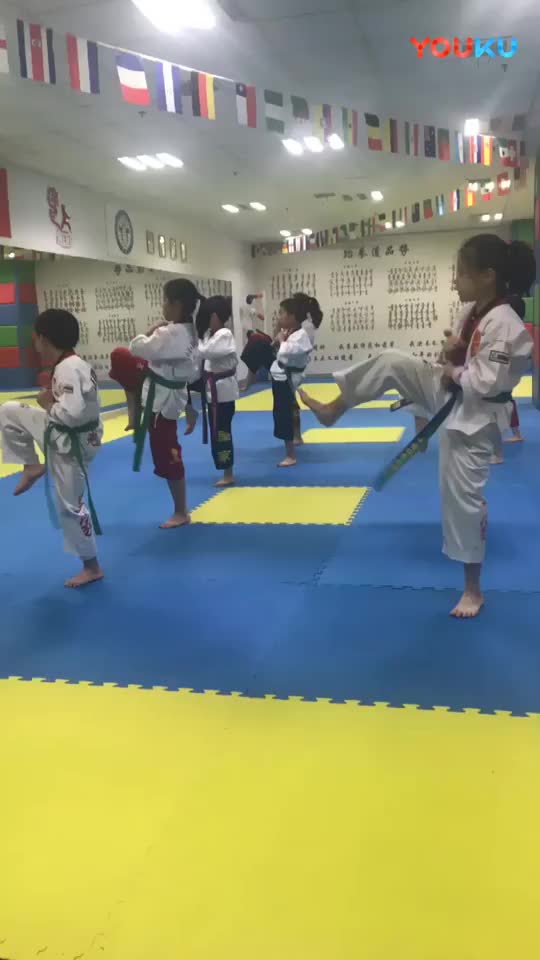 跆拳道360度勾踢教学