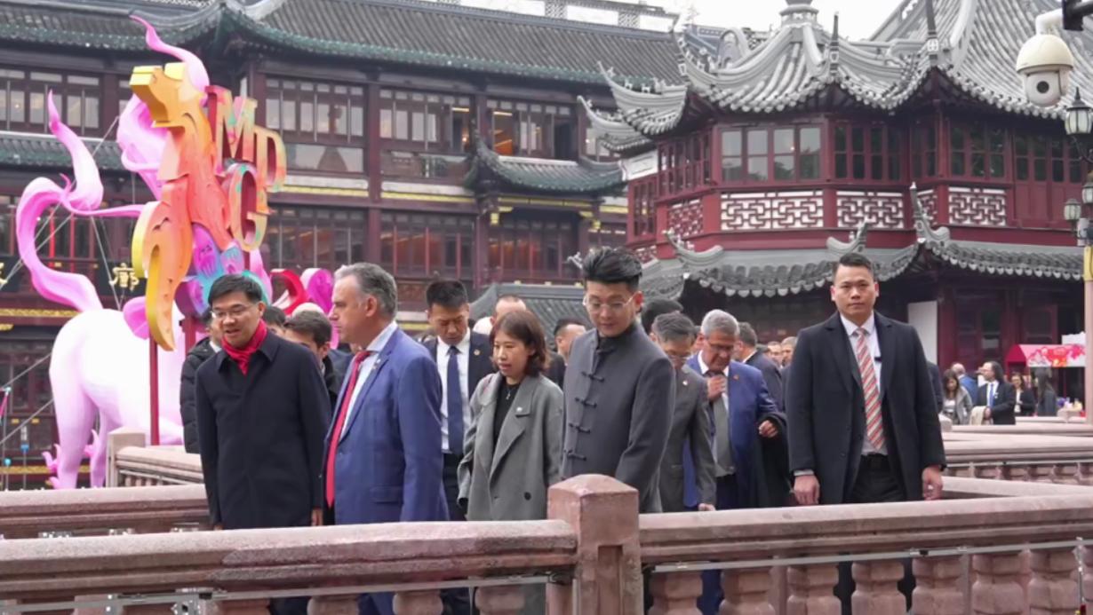 2月5日乌拉圭总统参观豫园，走到九曲桥被解说人员喊住，扶着栏杆往桥下看，露出惊喜