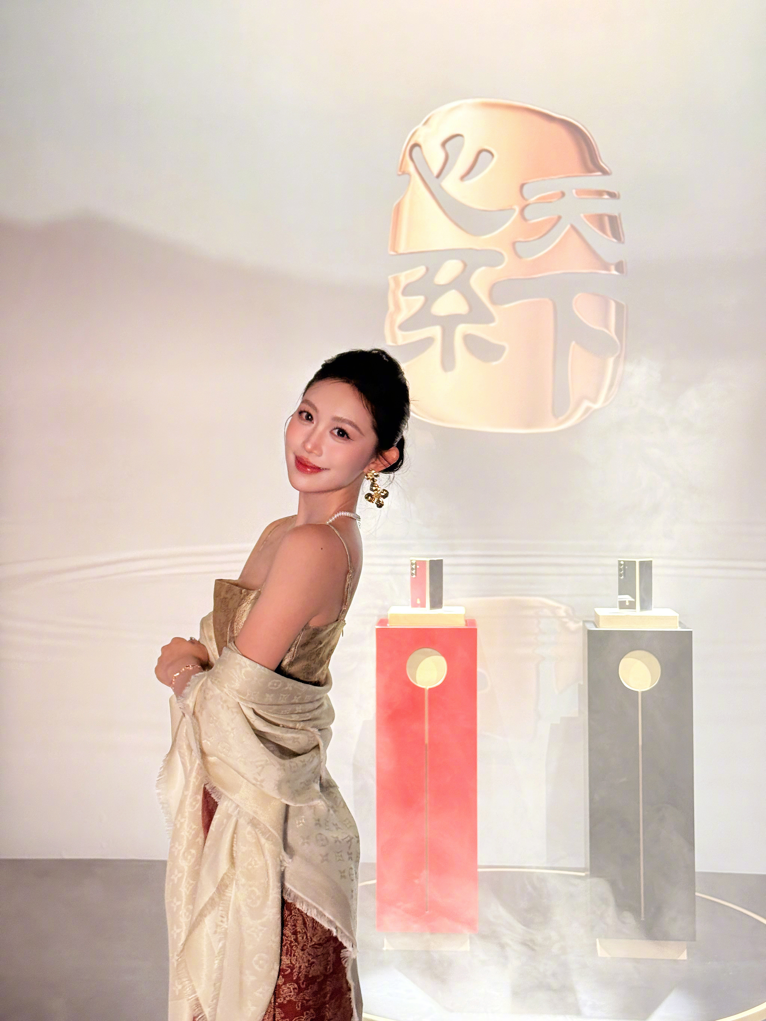 三星W26心系天下发布会来啦！我真的太喜欢这个丹曦红了！高级有品位但又很温润的红