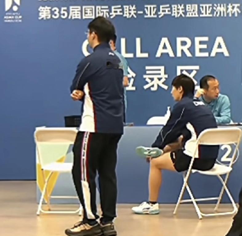 海口亚洲杯小组赛最后一场比赛，王曼昱赛前出现在候场区进行检录。全部检录结束后，就