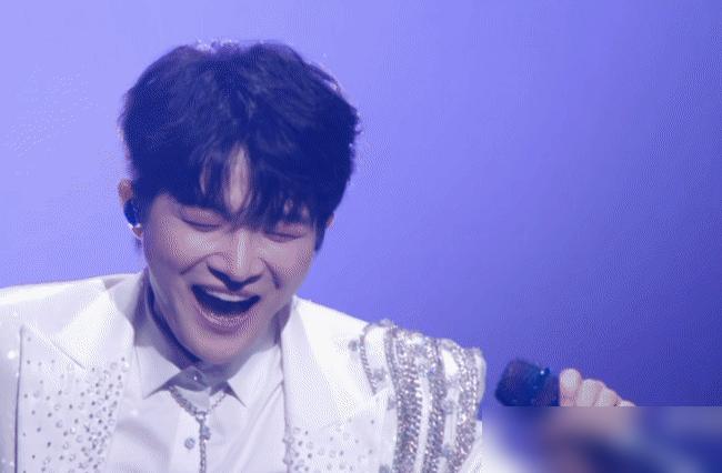 微博之夜台下导播猛地把镜头切给周深。前一秒他正张大嘴巴狂吃别人连环大瓜，眼珠子快