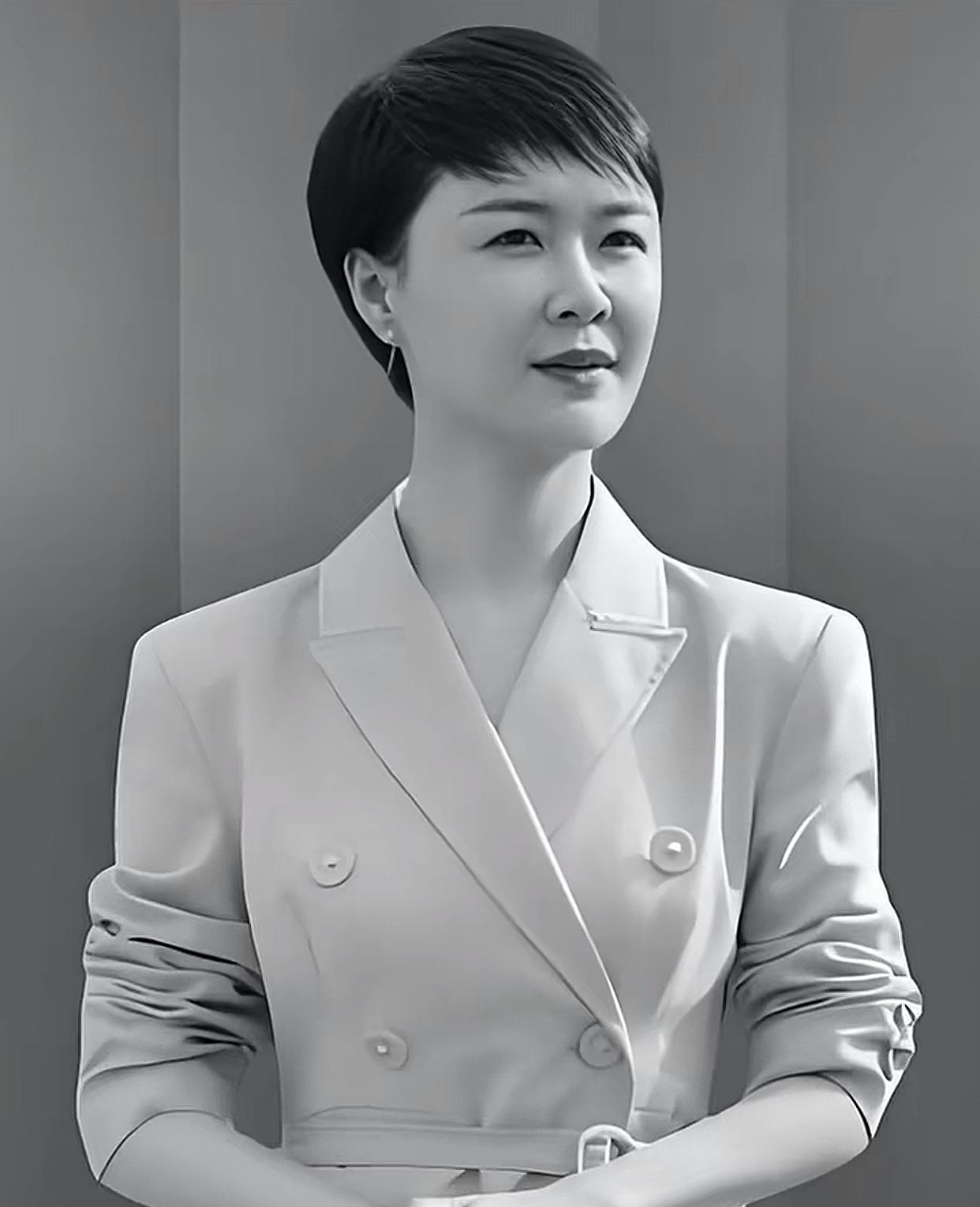 痛惜！47岁贺娇龙离世，那个在雪原策马为新疆农特产代言的她，永远离开了！2