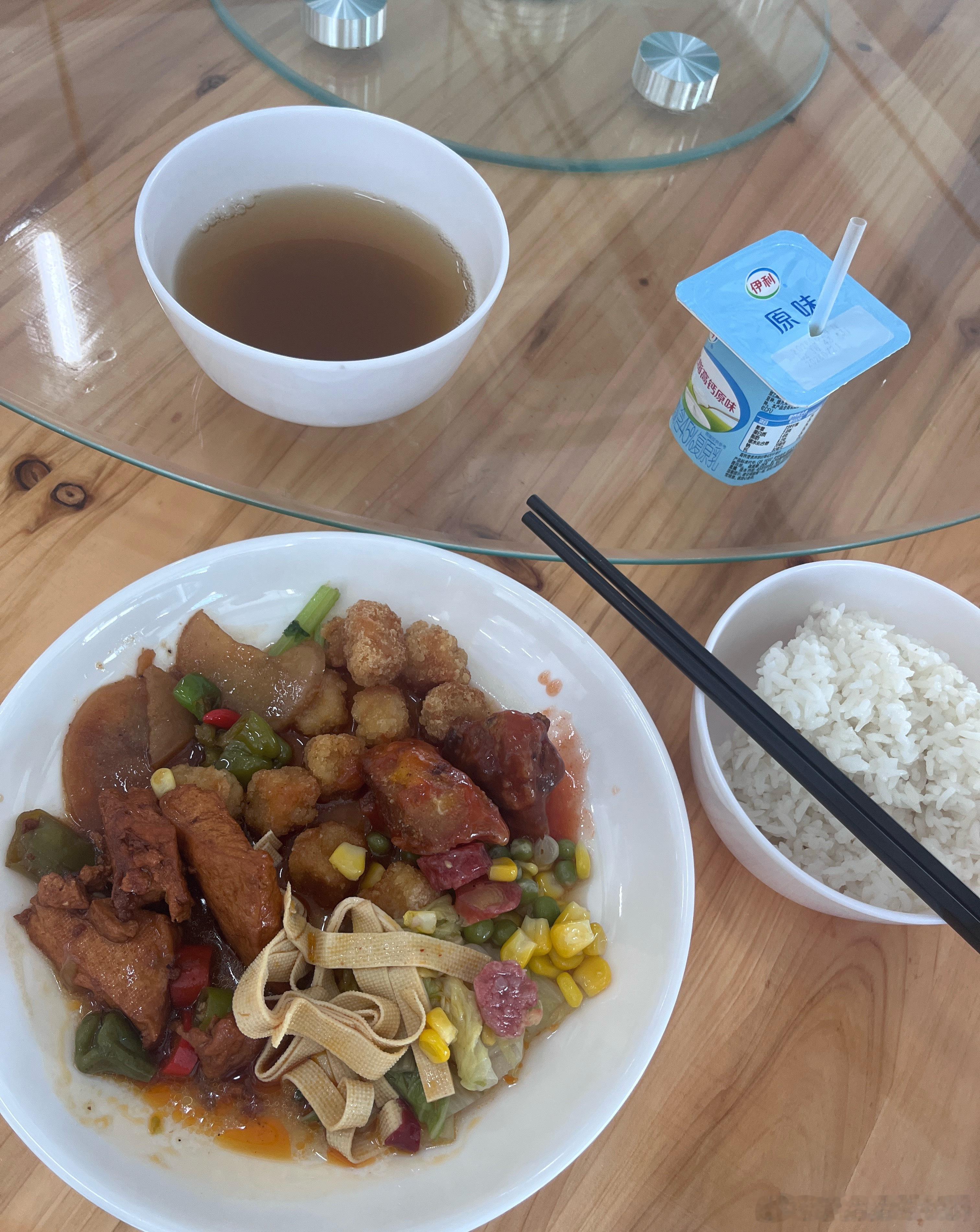 自己公司的食堂吃腻了，跑到姐妹上班的食堂来蹭饭了，果然白嫖的就是香