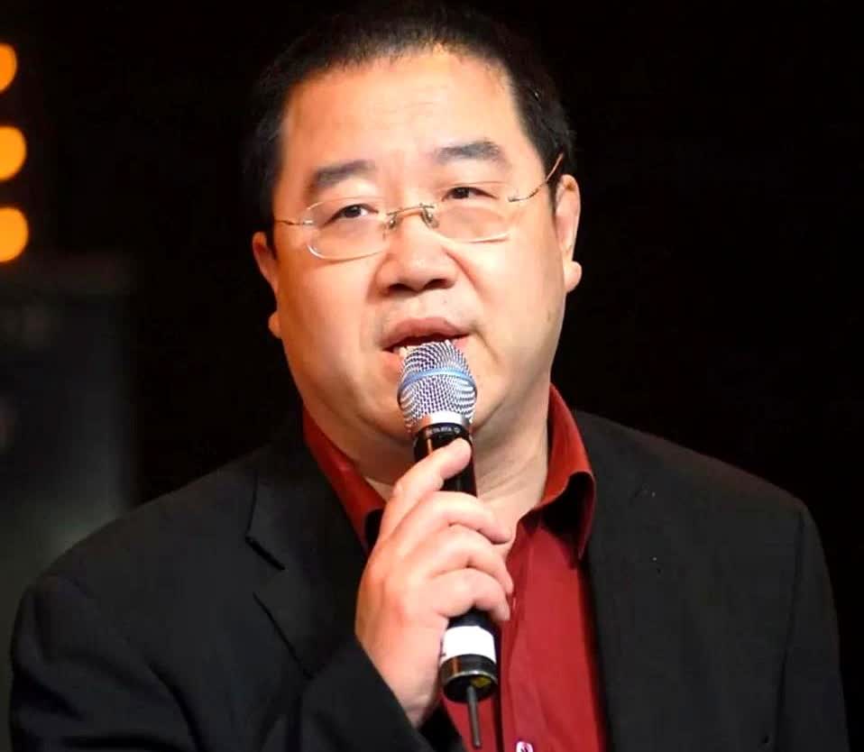 英达万万没想到，自己的孙子竟然不和自己姓。当初和宋丹丹离婚时巴图才7岁，