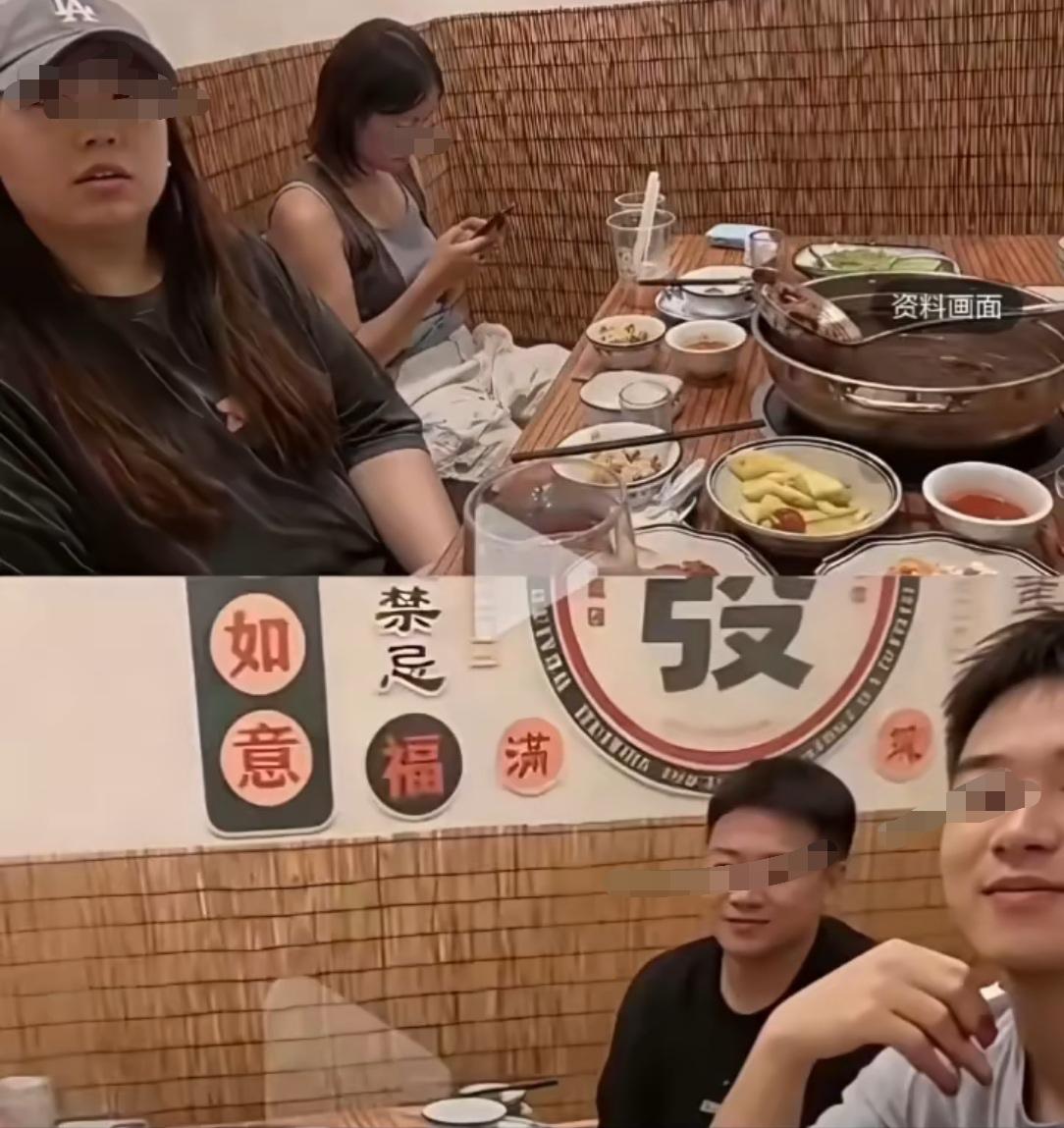潮汕白嫖的四人组，不知道大家发现一个细节没有，他们四人就像是有备而来的一样，他们