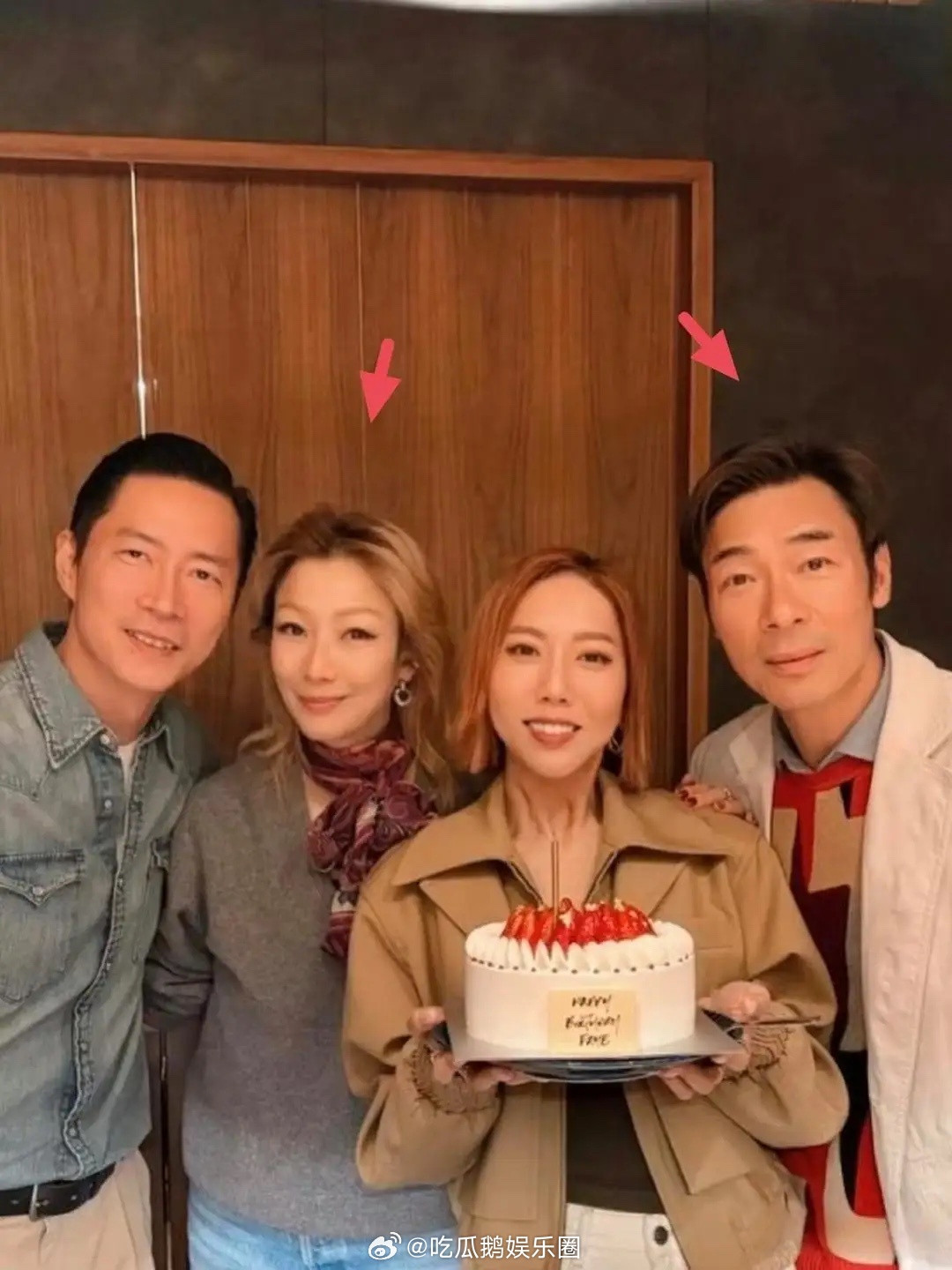 郑秀文和老公许志安久违同框，两人一起为好友庆祝生日。夫妻俩的状态都好棒，完全看不