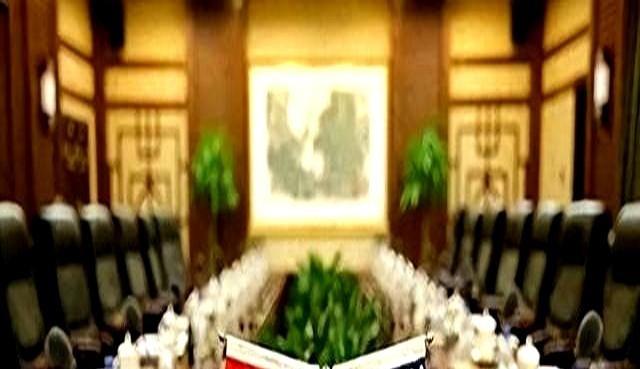 他只看到了美国帮谁谁输，没有看到中国帮谁谁赢。中国帮朝鲜朝鲜赢，帮越南越南赢，帮