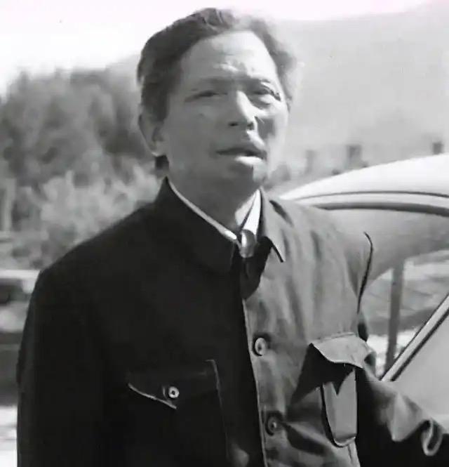 1971年，黑龙江一位退伍老兵去打油，偶然间瞥见了油票印章上的名字，当即大惊失色