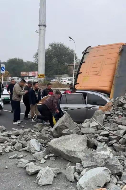 这样的渣土车司机就应该枪毙。