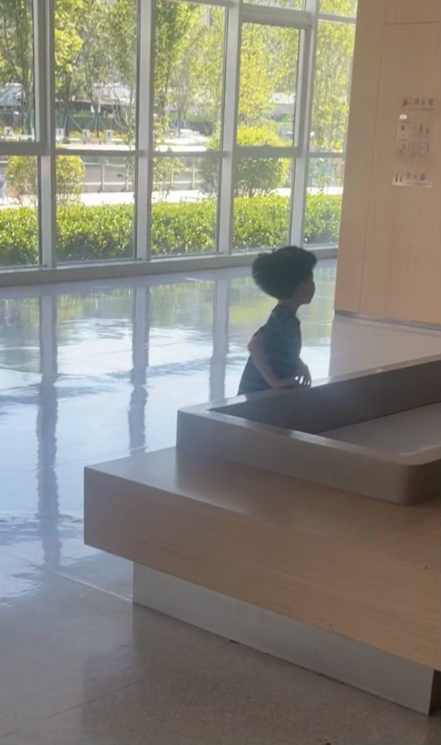 据说昨天来西安的人昨天一天过完四季春夏秋天，全天集齐高温酷暑→11级暴风→冰雹→