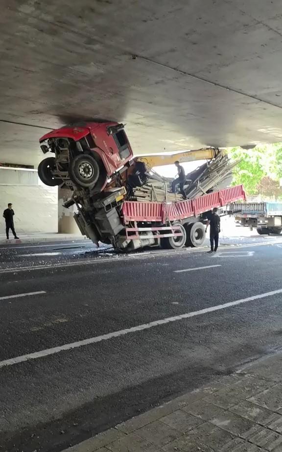 这大货车经历了什么，被搞成这样