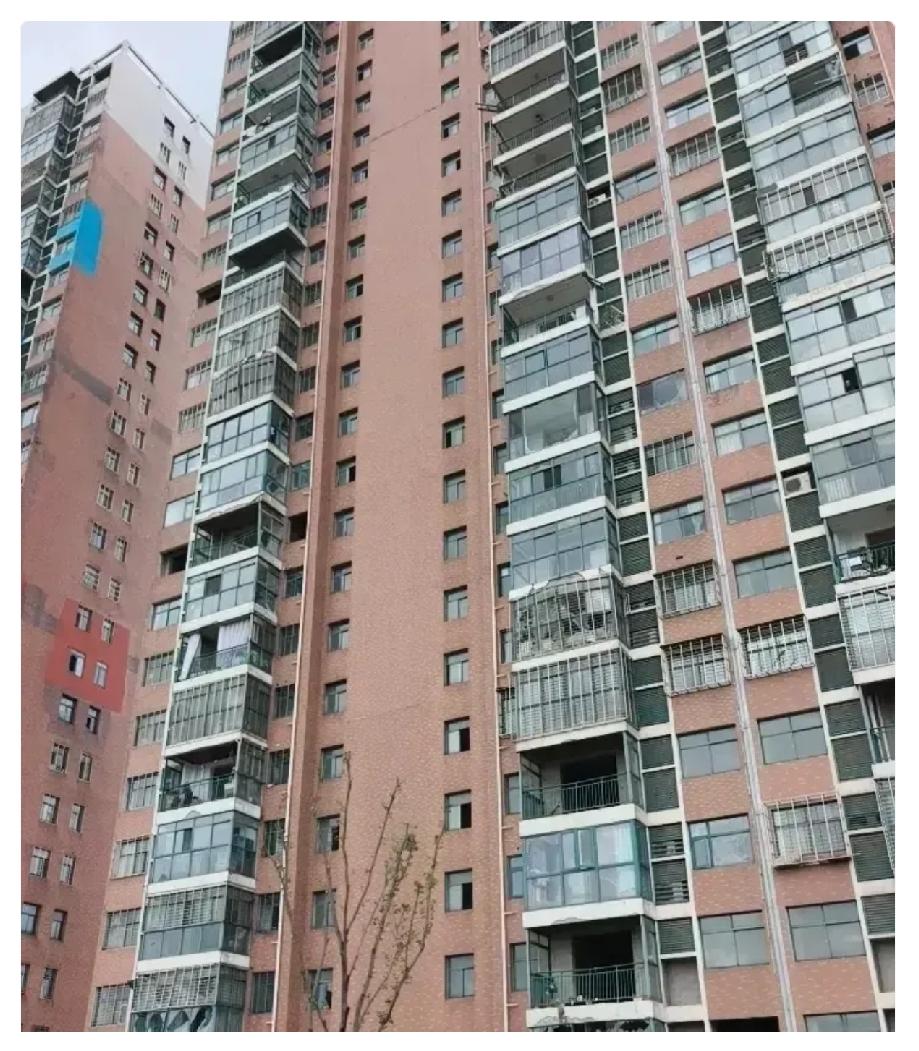黄冈龙卷风12楼住户被大风吸出一事令人揪心，具体过程官方已有完整通报。但是，