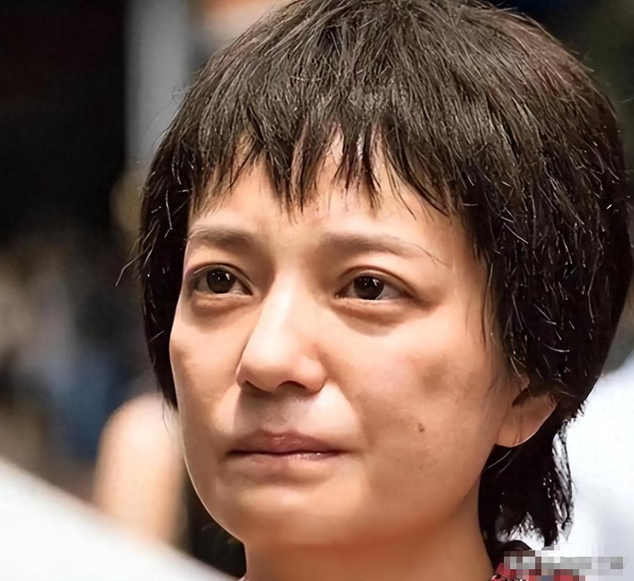 “我和赵薇多年没有联系，没有任何商业往来。”林心如这句简短的表态，冲击力，甚至胜