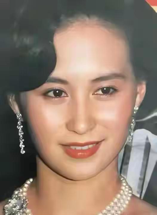 同样是du王的女儿，命运这东西真是卤水点豆腐——一物降一物啊！63岁的何超琼