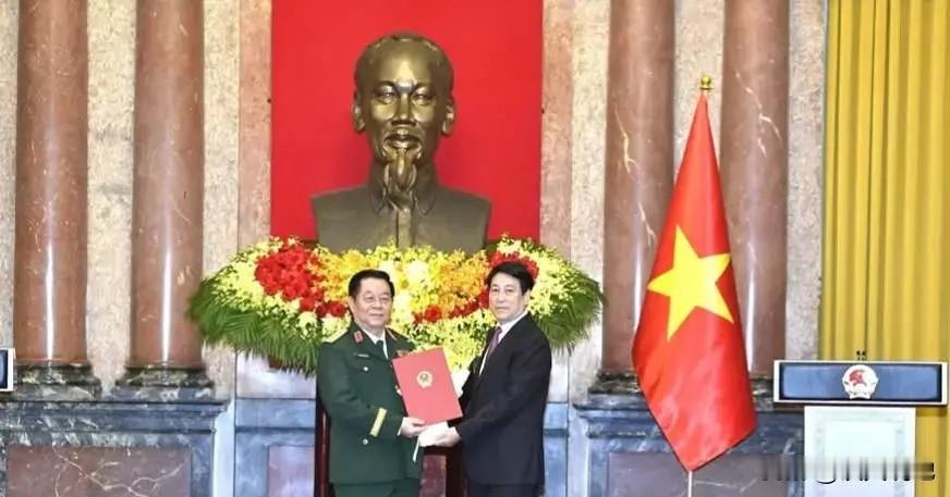 据越南《人民军队报》报道，阮仲义同志，中央政治局委员、中央书记处书记、中央宣教部