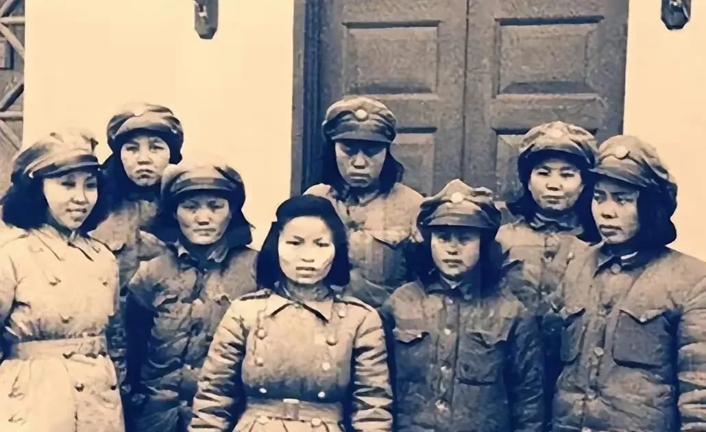 1942年，7名军统姑娘被日本鬼子围住。日本鬼子见是女兵，兽性大发，便丢下枪，一