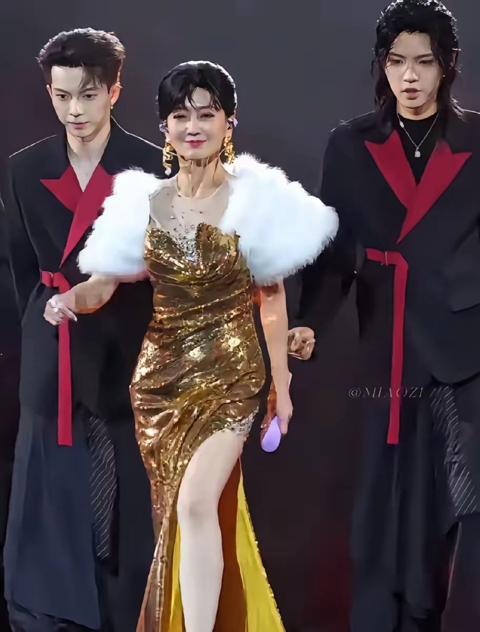 我有种强烈的预感，以后娱乐圈要变天了，因为赵雅芝开辟了条偶像很难闯的赛道，那就是