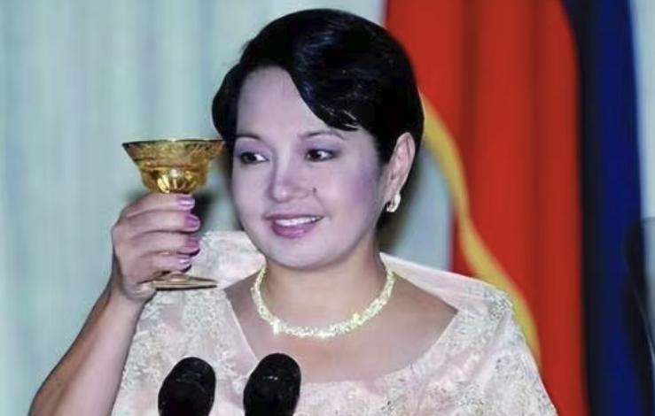 菲律宾前任总统阿罗约终于出面了，说话一句让菲律宾振奋的一句话：“西方解决国际冲突