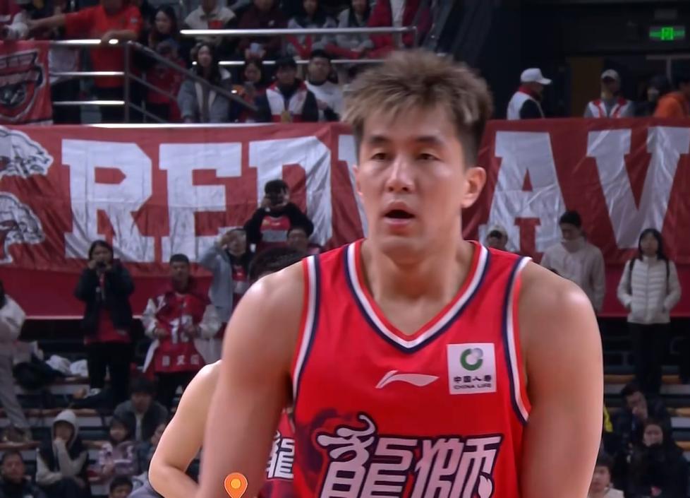 广州男篮加时胜同曦，郭艾伦和郭昊文谁更出色？广州基本领先了一整场，末段被同曦一