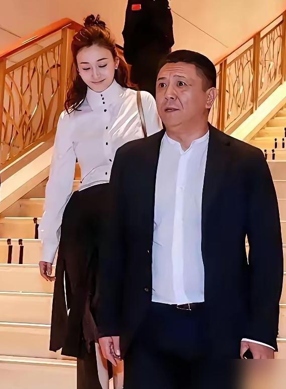 别酸李小冉的“5亿随便作”。徐佳宁砸下的不是爱，是筹码。每月百万零花，香港别