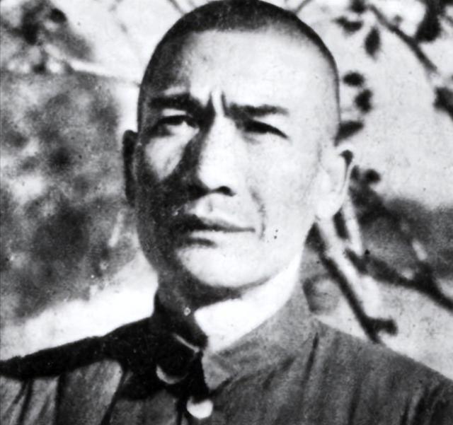 1941年，师长柏辉章，带领102师与日军激战。突然，一名士兵察觉河里不对劲，仔
