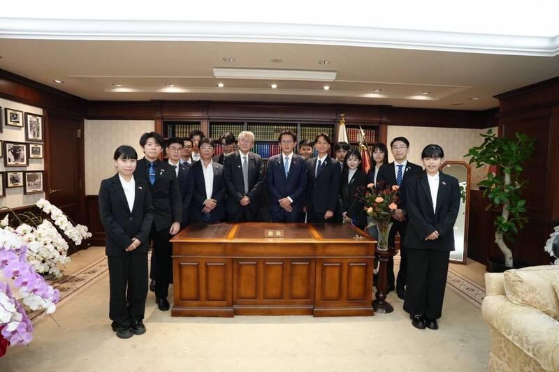 现眼！黄国昌访日不敢见高市，跑去高市办公室拍照，网友酸照片像丧礼告别！2025