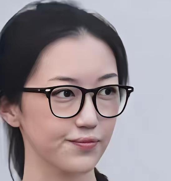 李嫣面相变了！素颜五官精致不显兔唇，和窦靖童同框抢眼超像王菲。一个爱画笔做善事，