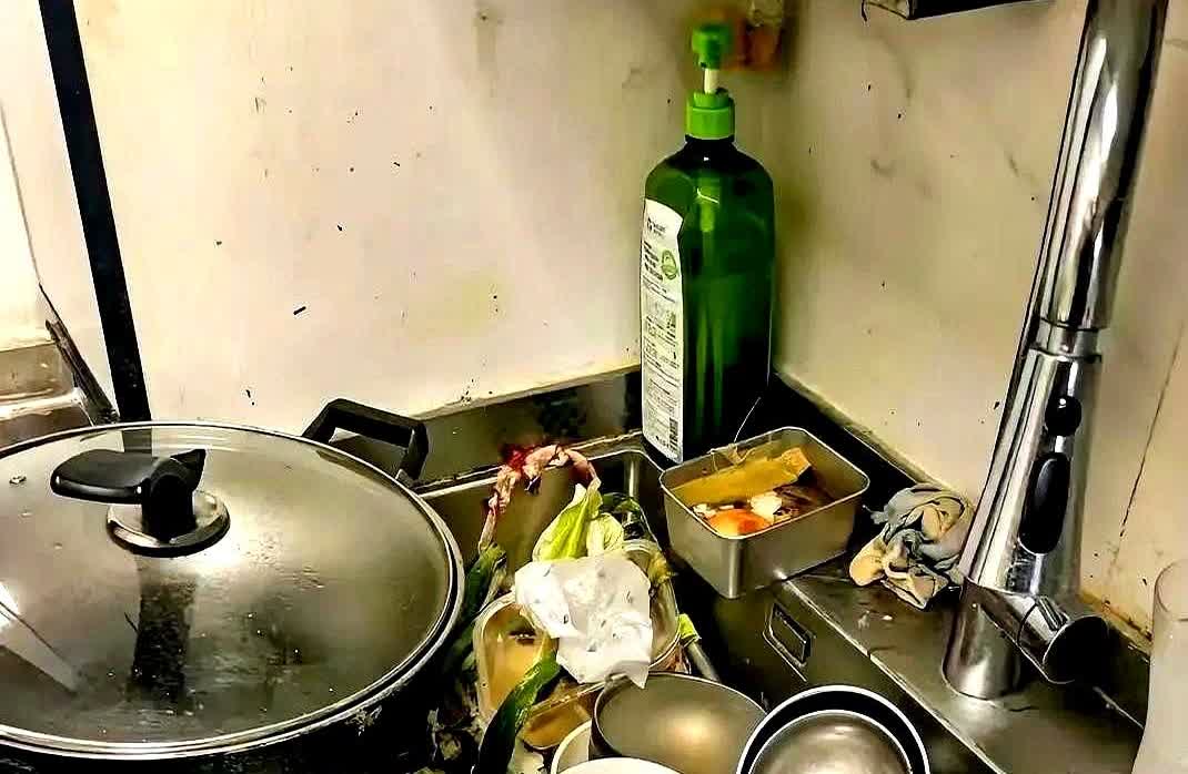 我实在纳了闷了！岳母在我家都好几年了，她洗衣做饭，样样都收拾的特别利索，唯一