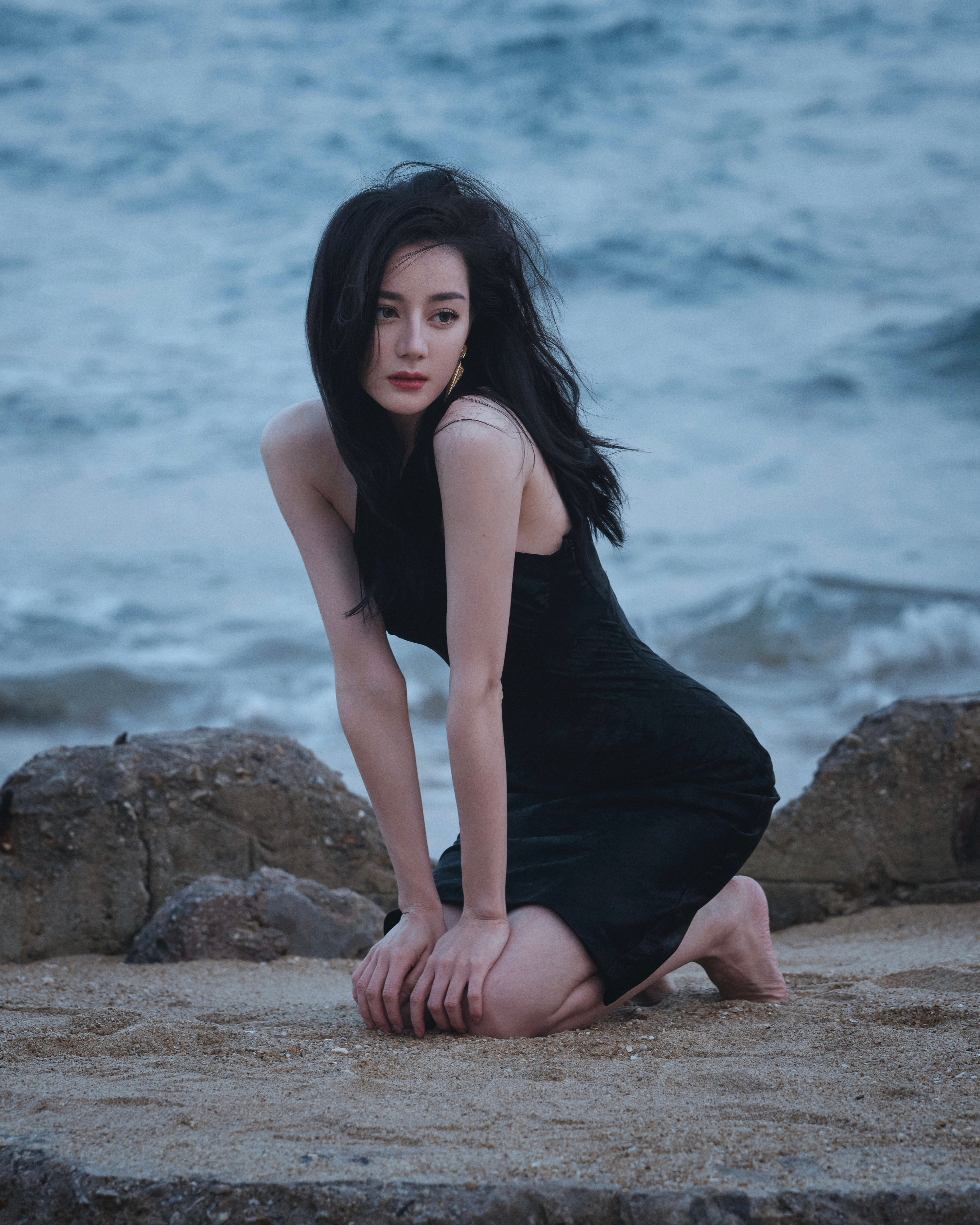 迪丽热巴上车后又下车收信迪丽热巴🦶我永远喜欢真诚的热巴