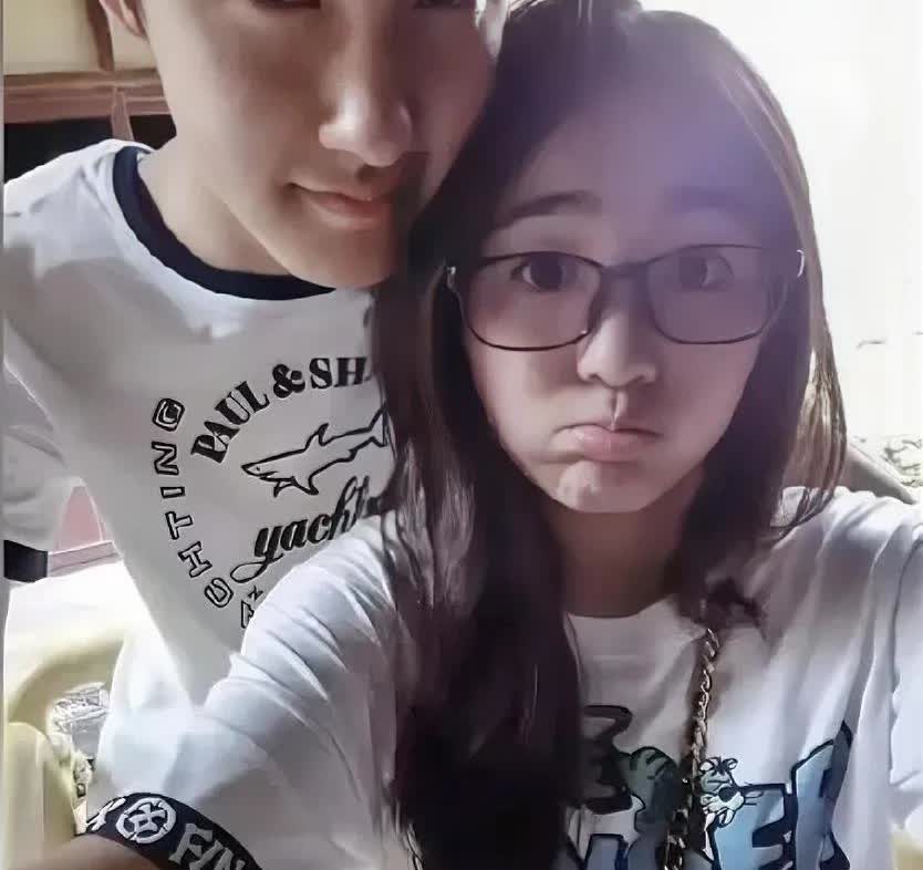 万万没有想到金龟子女儿居然十二三岁就早恋思想真是超前，而且她的结婚对